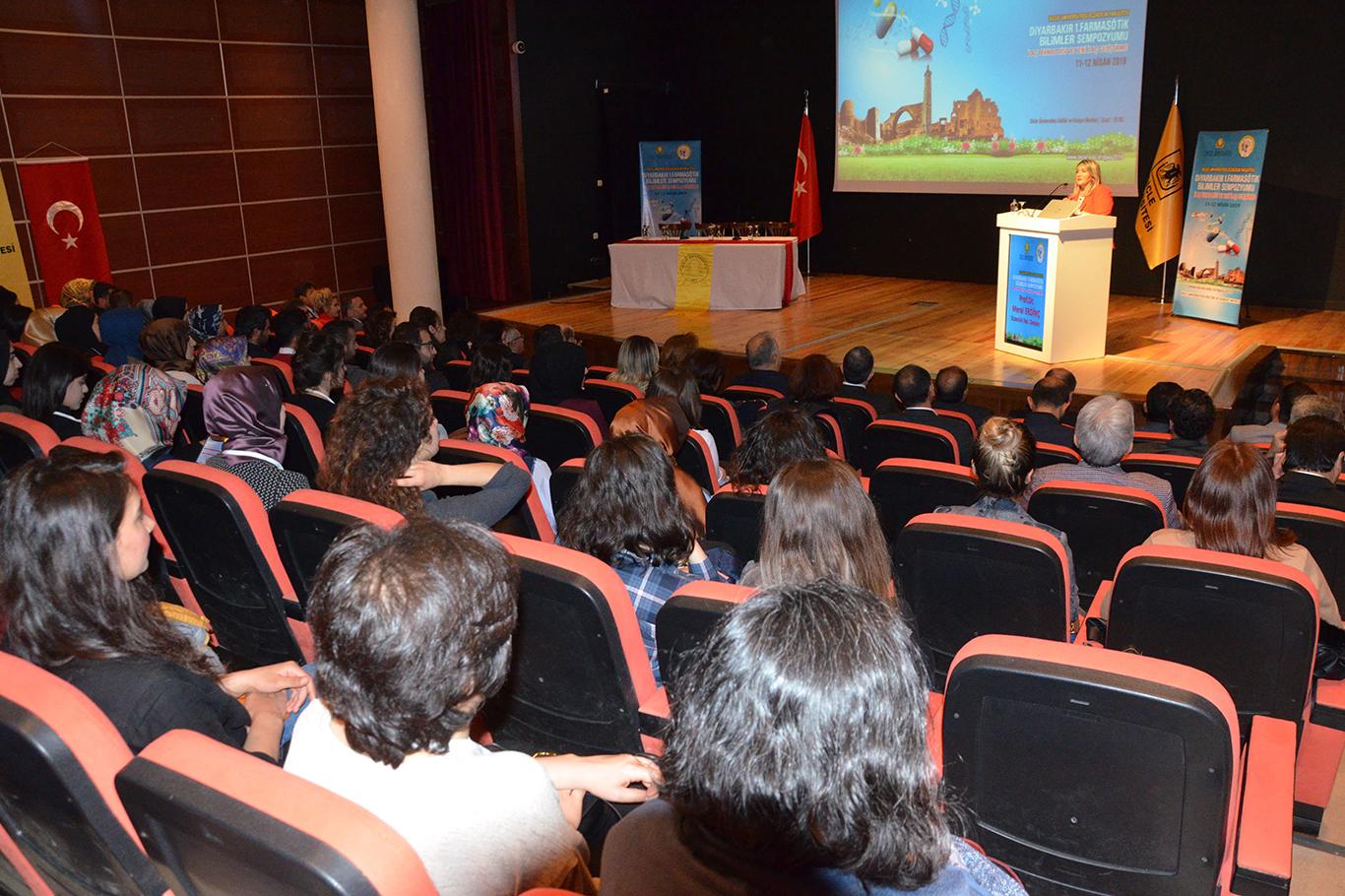 Diyarbakır'da "Farmostik Bilimler Sempozyumu" düzenlendi Diyarbakır'da "Farmostik Bilimler Sempozyumu" düzenlendi